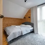 Rodzinny Dom Z Ogrodem I Parkingiem Z 3 Sypialniami By Noclegi Renters * New Translation