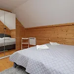 Rodzinny Dom Z Ogrodem I Parkingiem Z 3 Sypialniami By Noclegi Renters New Translation